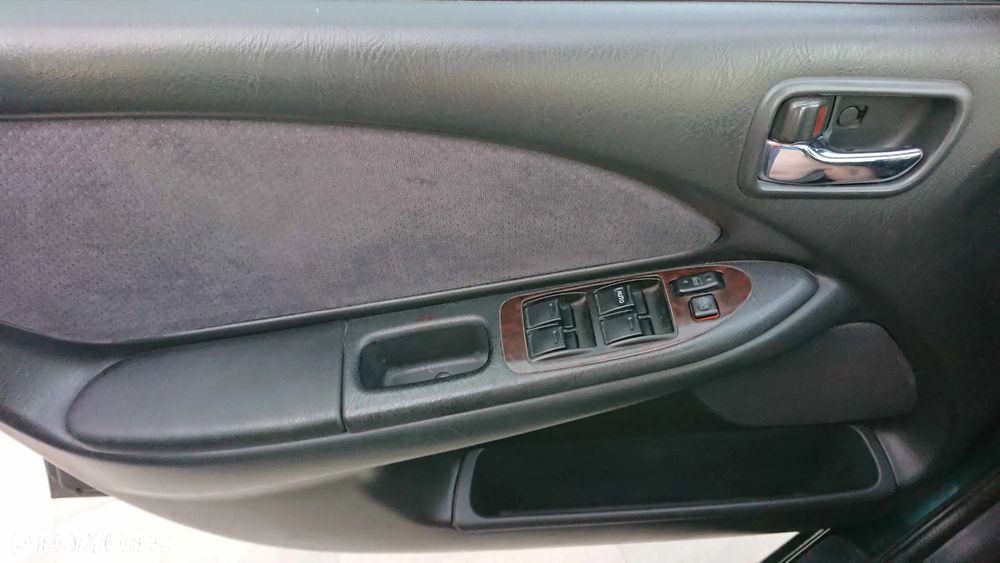 Toyota Avensis 2.0 D-4D Sol - 19