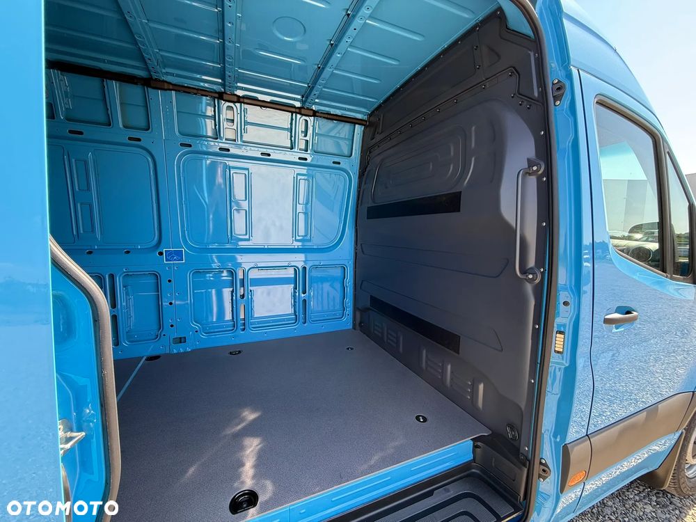 Mercedes-Benz Sprinter - 11