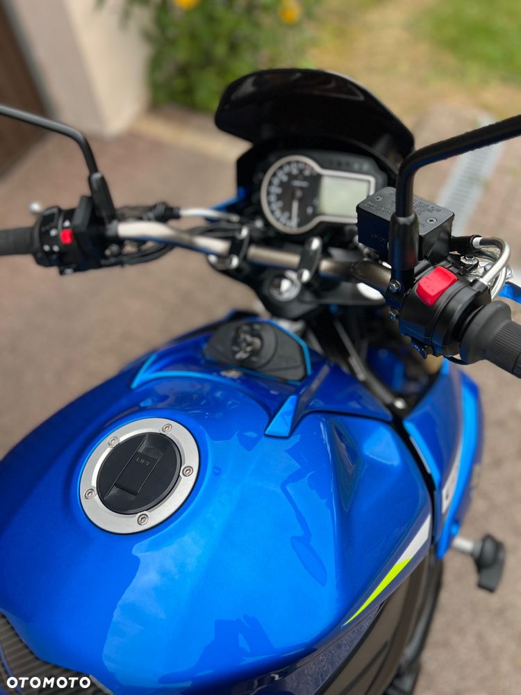 Suzuki GSR - 12