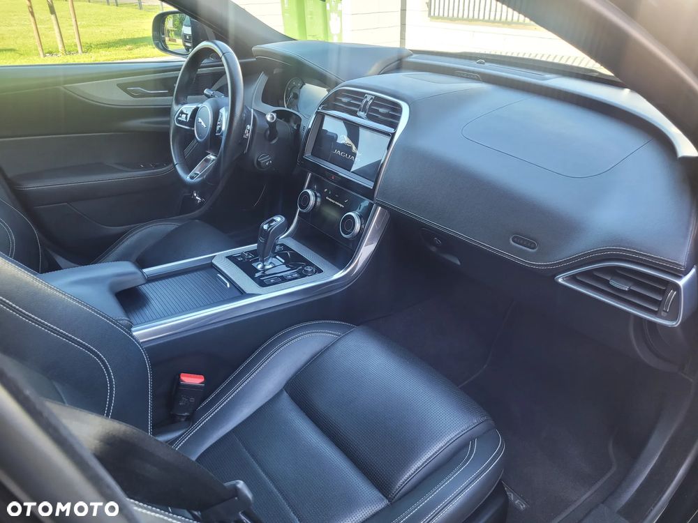 Jaguar XE 2.0 P250 R-Dynamic S - 12