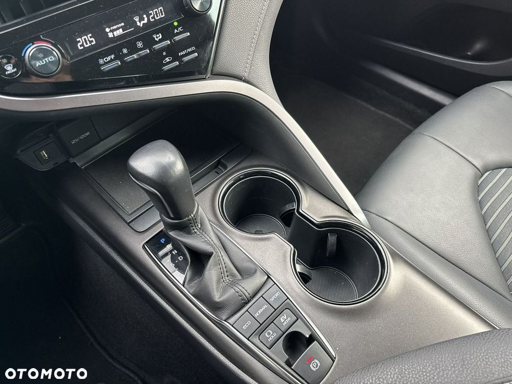Toyota Camry 2.5 Hybrid Prestige CVT - 24