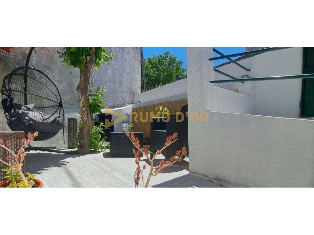 Moradia Exclusiva com Piscina Interior e Terraço - Conforto e Charm... - Grande imagem: 2/31