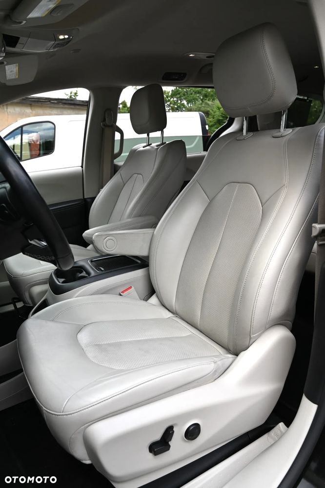 Chrysler Pacifica - 33