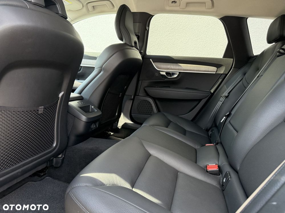 Volvo V90 Cross Country - 17