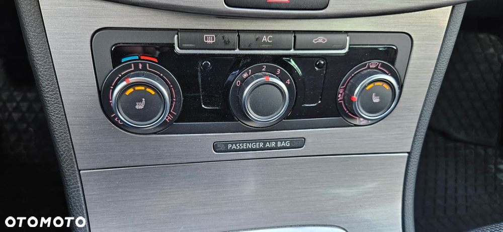 Volkswagen Passat 2.0 TDI Highline - 32