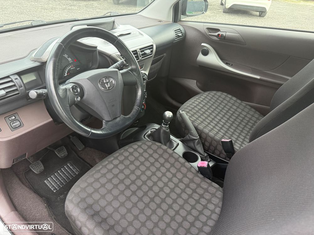 Toyota iQ 1.0 + - 11
