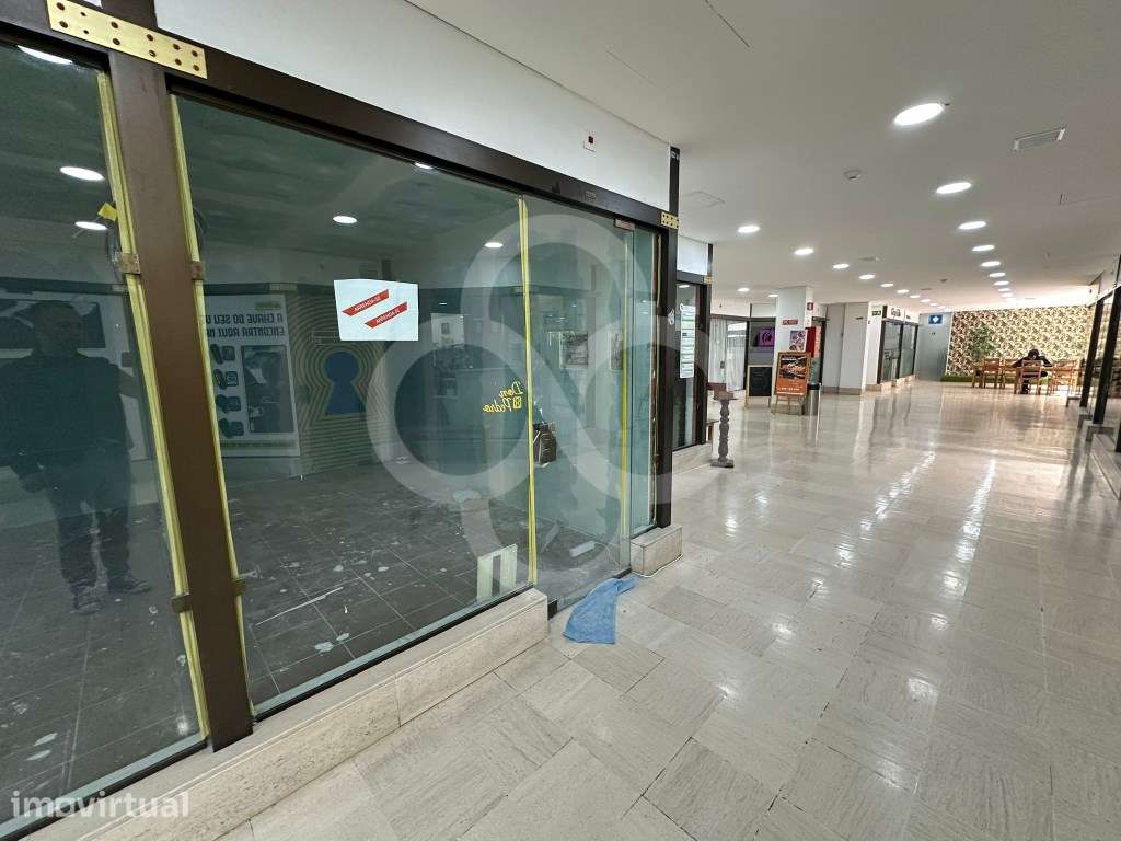 Loja ou escritório no Centro Comercial das Pedralvas em Benfica Lisboa - Grande imagem: 4/18