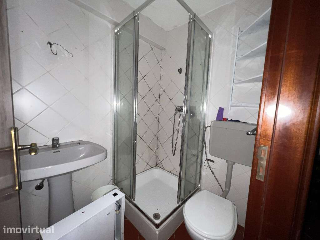 Garagem Transformada em T0 em zona de São Martinho do Bispo - Grande imagem: 4/4