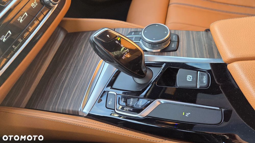 BMW Seria 5 M550i xDrive - 25