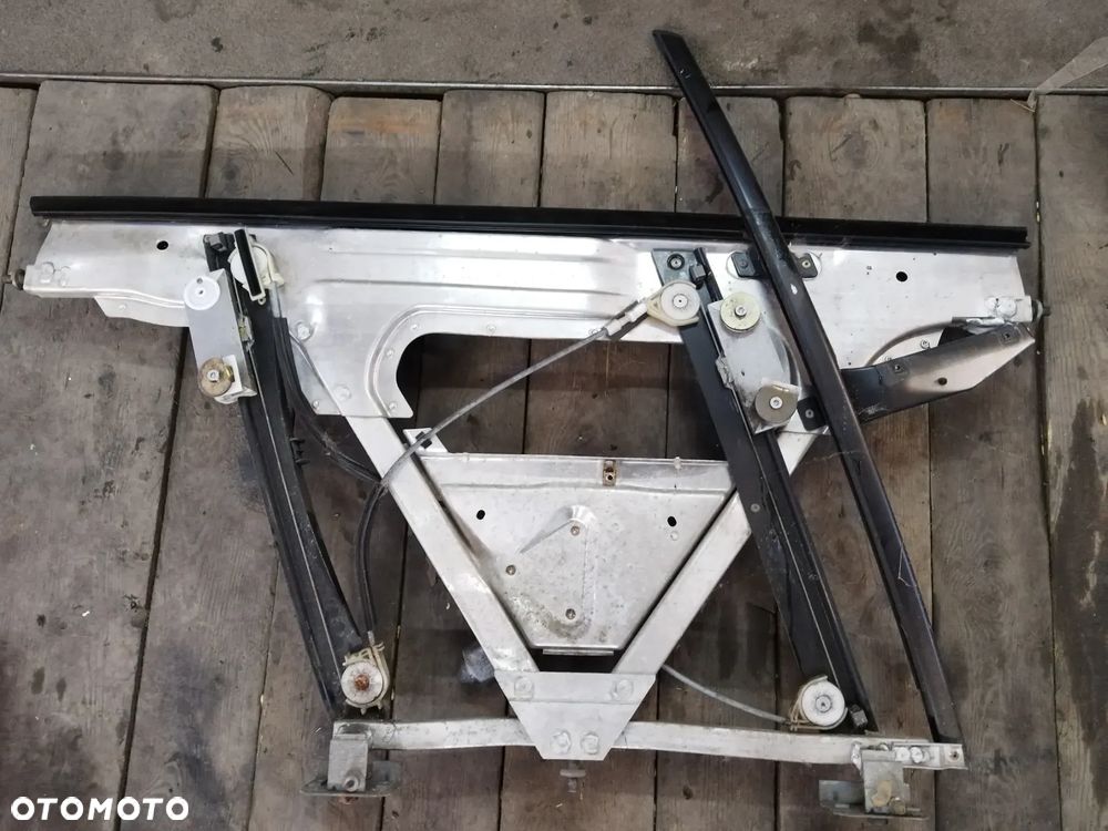 AUDI TT 8N CABRIO PODNOSNIK SZYB PRAWY - 1