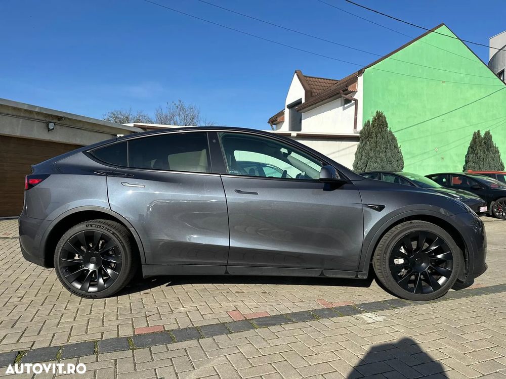 Tesla Model Y - 12