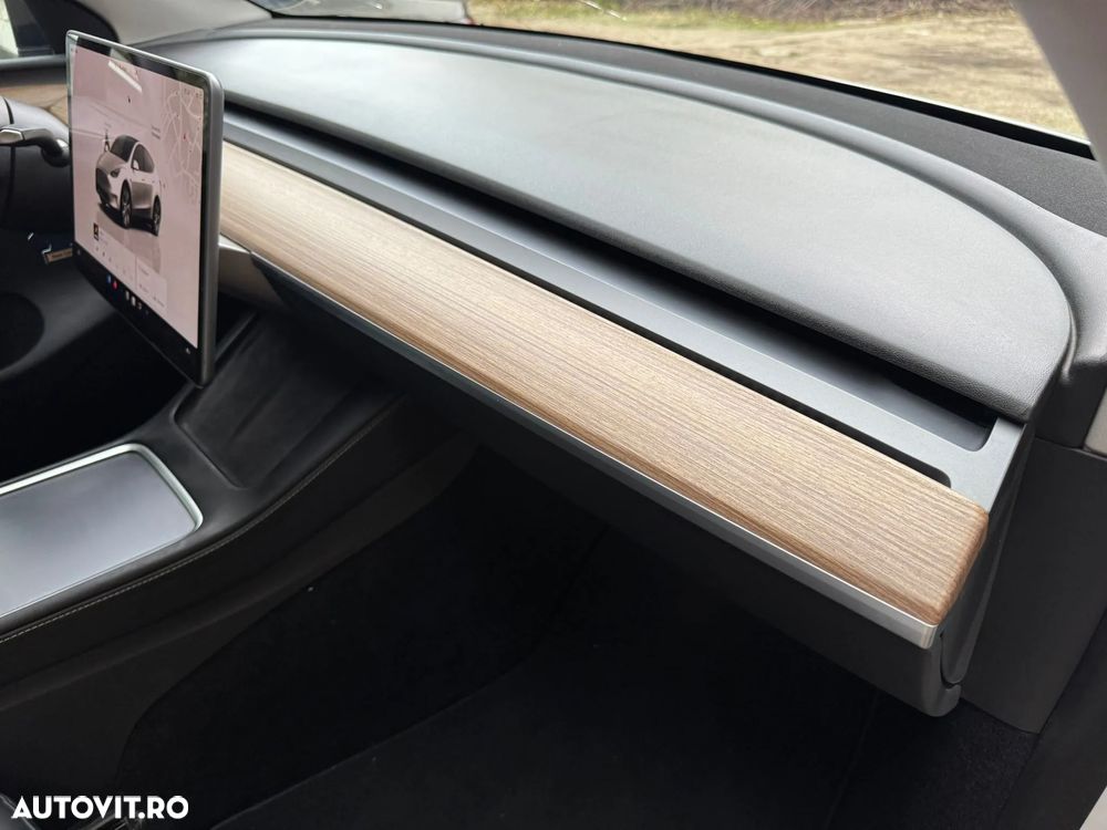 Tesla Model Y Long Range - 17