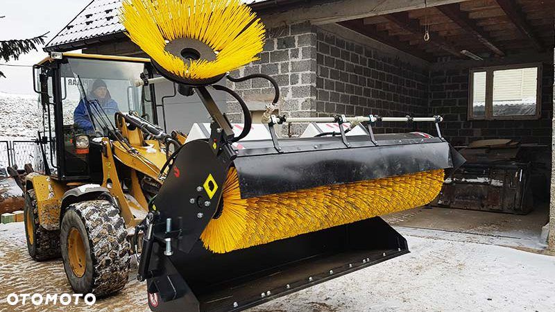 Caterpillar Ładowarka łamana 906M Cat łyżka widły 907 908 5 6 ton SZYBKOZŁĄCZE HYDRAULICZNE dodatkowe linie ZAMIATARKA za dopłatą - 35