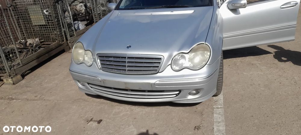 MERCEDES W203 S203 C220 zderzak tylny  775 - 2