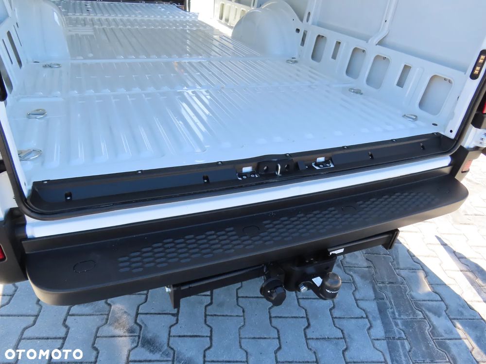 Iveco Daily 35S18 3.0 HPI 180 KM POWER Furgon Blaszak XXL 4.70 CM MAXI LONG Wysokość H2 1900 mm WZMACNIANE ZAWIESZENIE 968 Kg Ładowność HAK 3500 Kg Rozstaw Osi 4100 mm DMC 3500 Kg, WZMACNIANY Stan NOWY NIE UŻYWANY OKAZJA DOSTEPNY I GOTOWY - 20