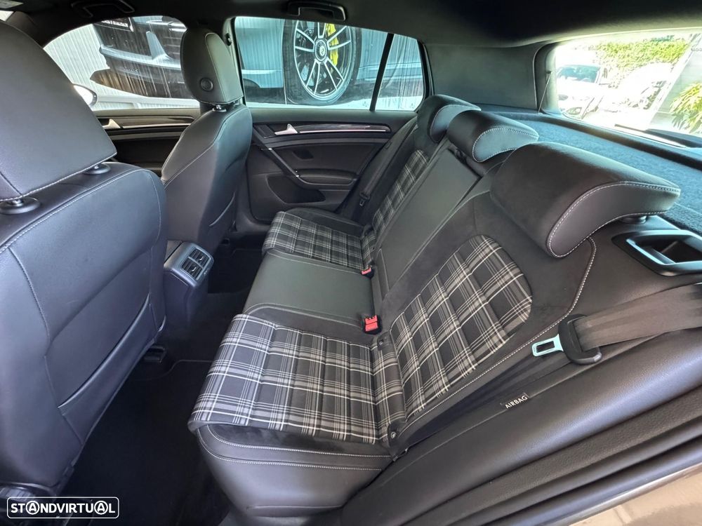 VW Golf - 26