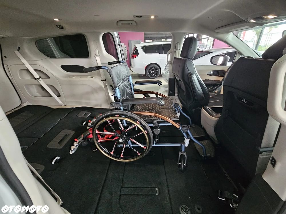 Chrysler Pacifica - 11