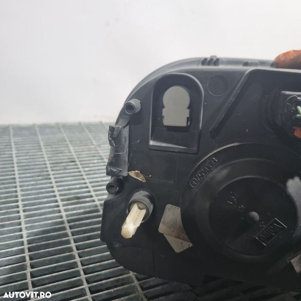 Far Stanga Citroen C4 Cactus 2014 - 2017 SUV 4 Usi (1386) Fara xenon Doua prinderi rupte - 3