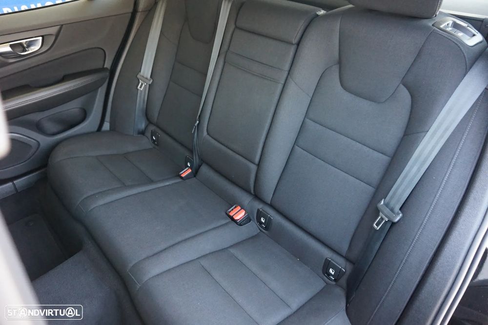 Volvo V60 2.0 B4 Momentum Core Geartronic - 16