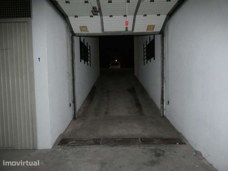 Garagem Espaçosa em Santa Cruz com Excelente Acesso
