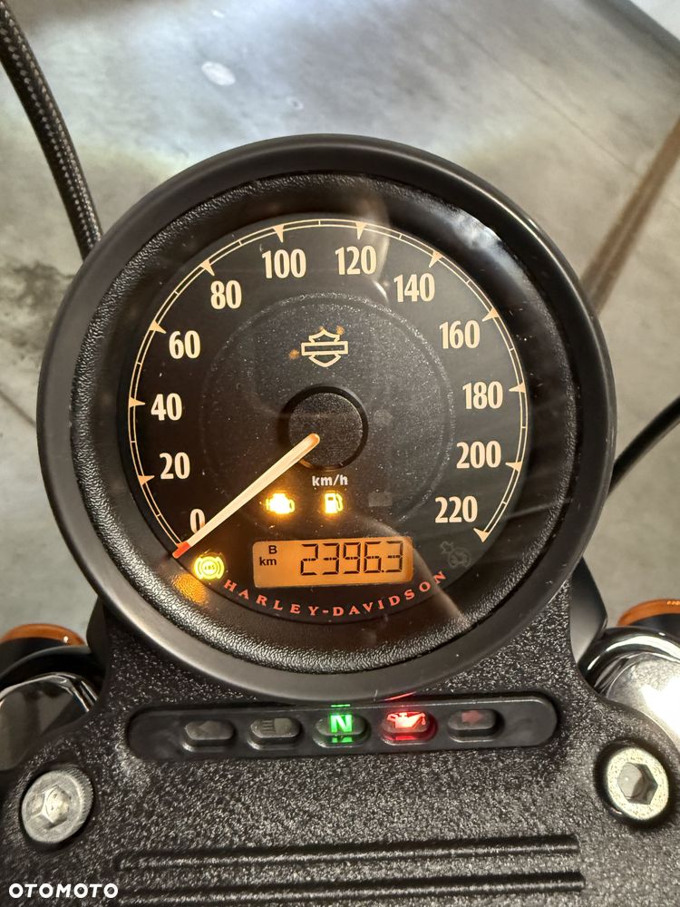 Harley-Davidson Sportster Iron 883 - 10
