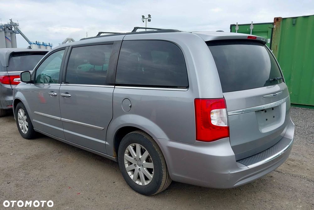 Chrysler Town & Country - 2
