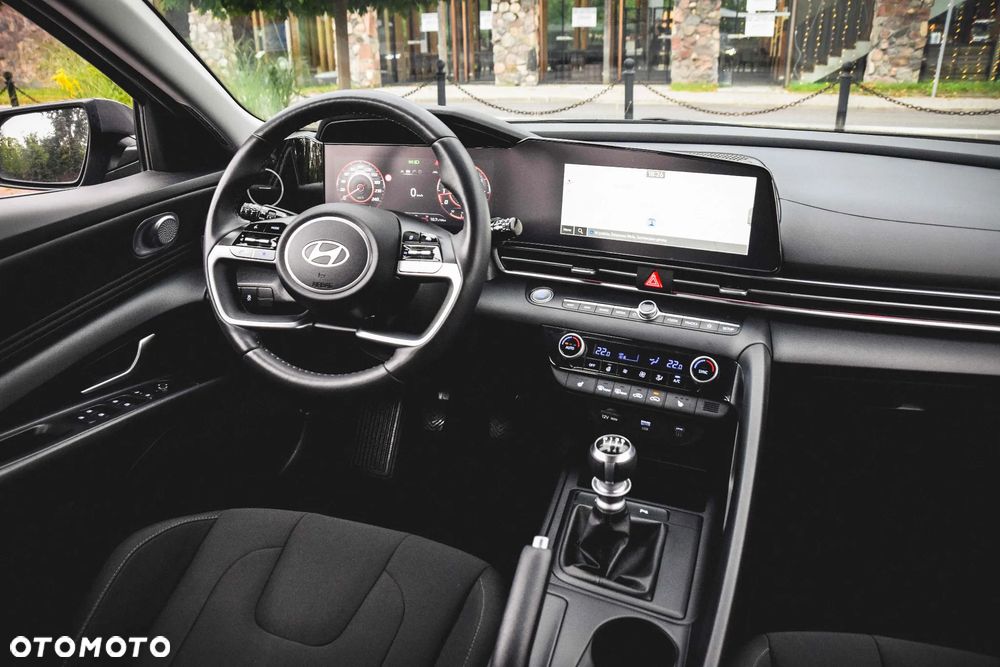 Hyundai Elantra 1.6 Executive - 29