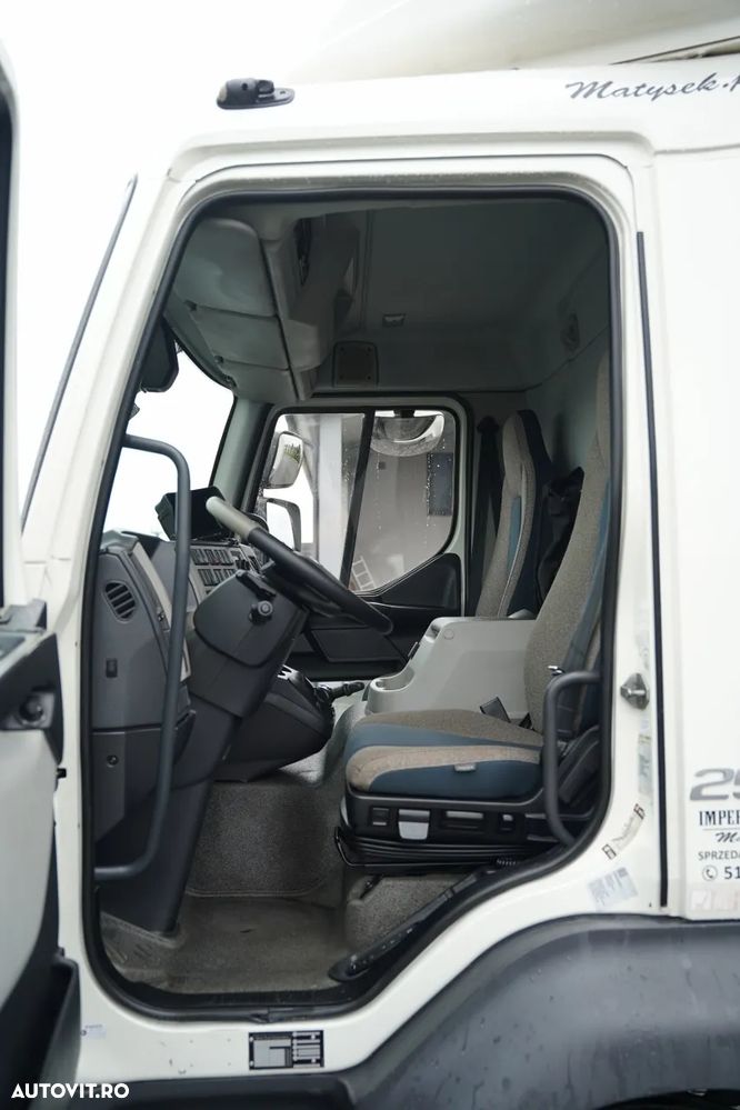 Volvo FL 250 / 4x2 / CAROSERIE FURGON - 7,8 M / LIFT HIDRAULIC BAR - 1.500 KG / - 24