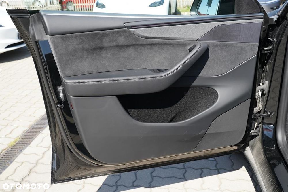 Tesla Y 83.1kWh Long Range AWD - 10