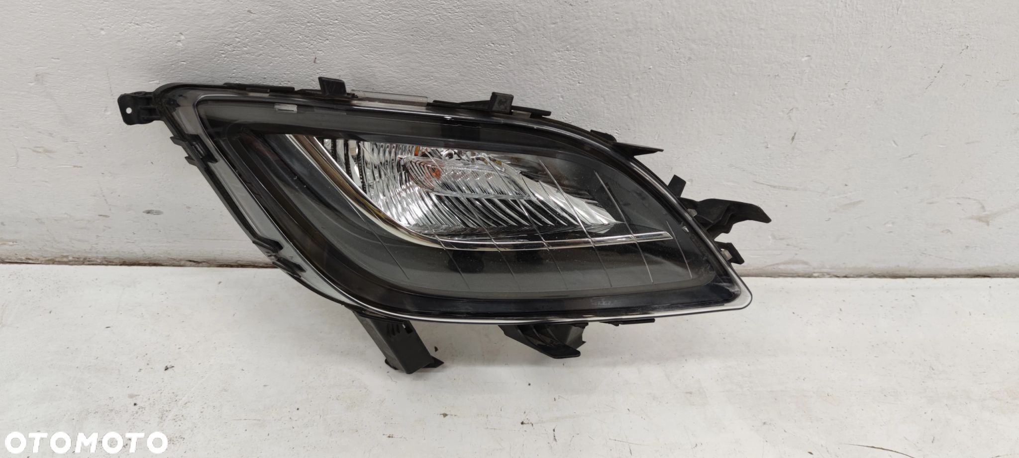 HALOGEN PRAWY KIERUNKOWSKAZ OPEL ASTRA IV - 2