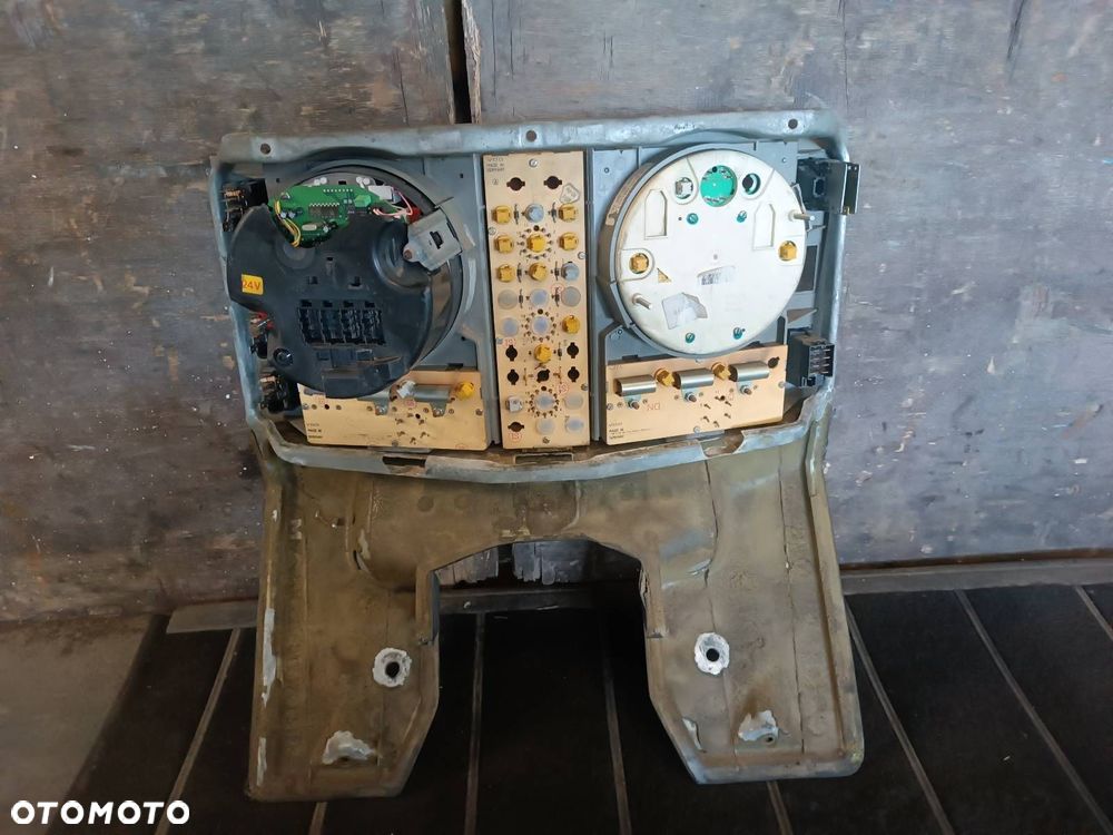 LICZNIK ZEGARY TACHOGRAF F2000 1318.27 JAHR M94 - 2