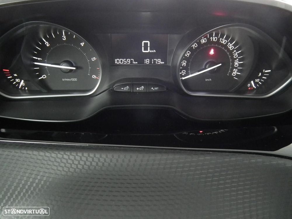 Peugeot 2008 1.6 BlueHDi Style - 24