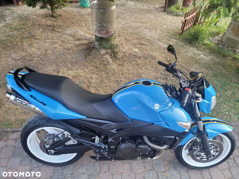 Suzuki GSR - 13