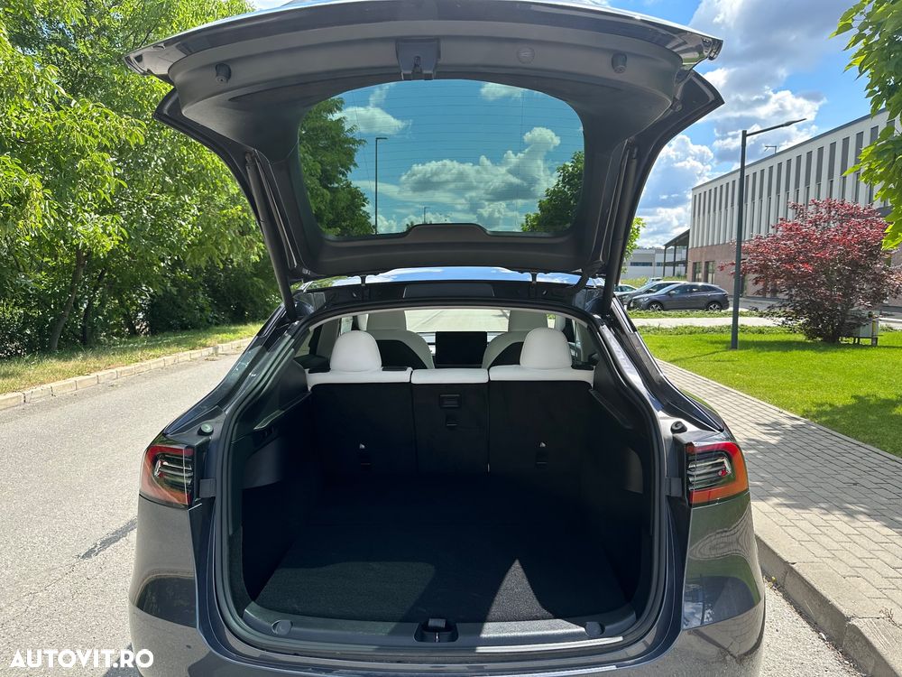 Tesla Model Y - 17