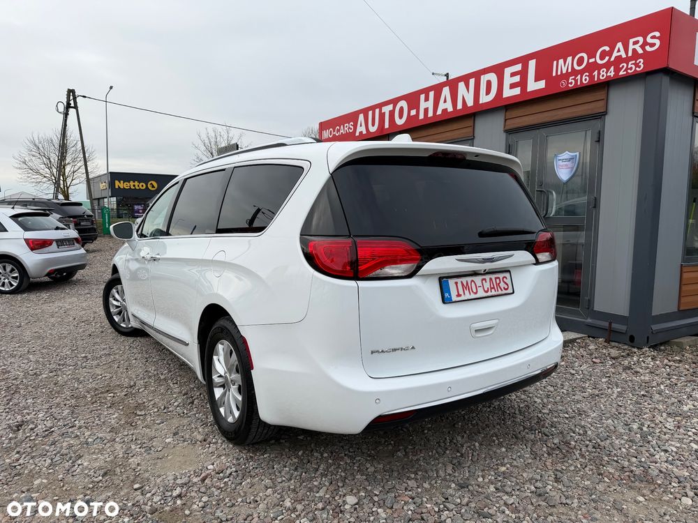 Chrysler Pacifica - 2