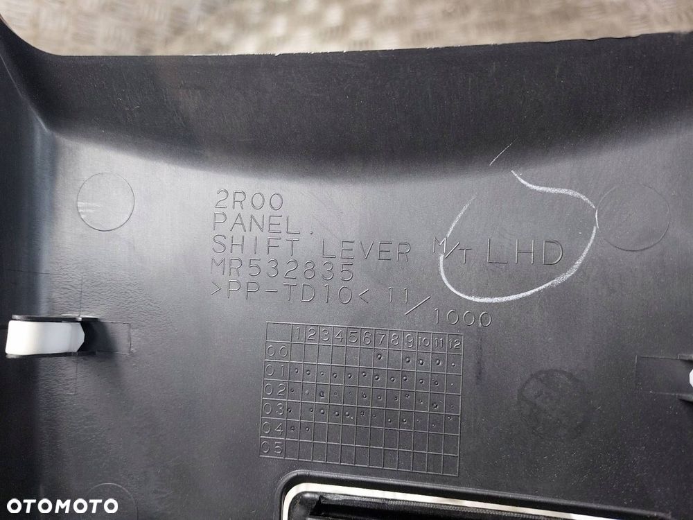 POPIELNICZKA MITSUBISHI LANCER VII - 6