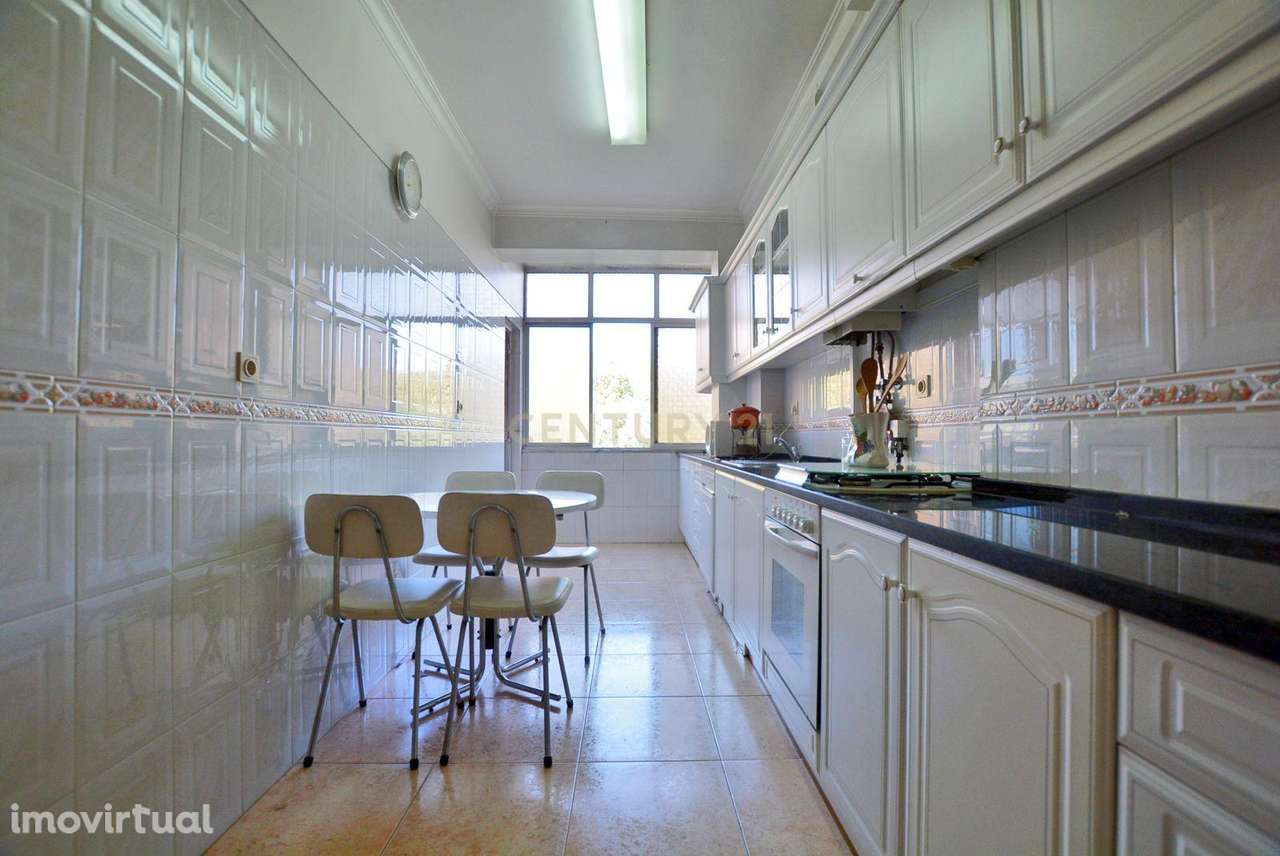 T2 com Varanda em Sacavém | Áreas Amplas e Luz Natural - Grande imagem: 3/22