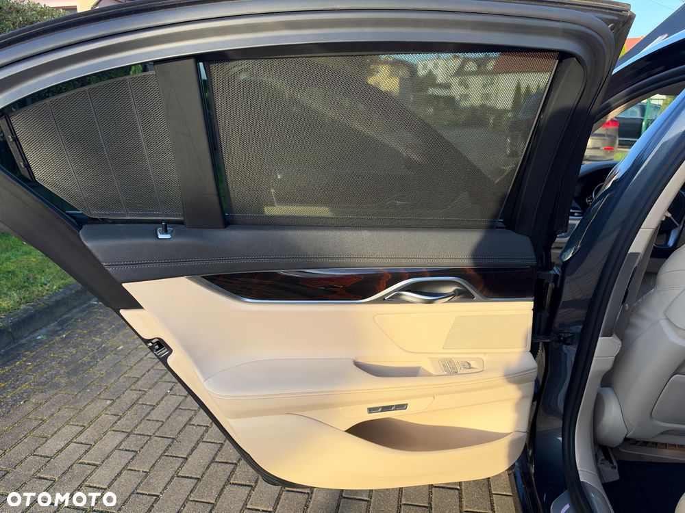 BMW Seria 7 750i xDrive - 22