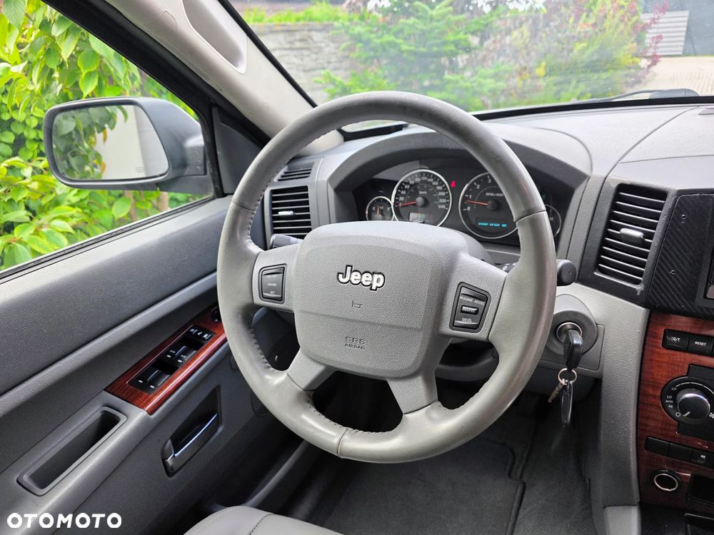 Jeep Grand Cherokee - 38