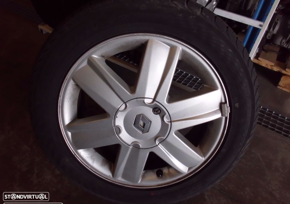 Conjunto de Pneus e Jantes Renault - 265/55/R16 - 1