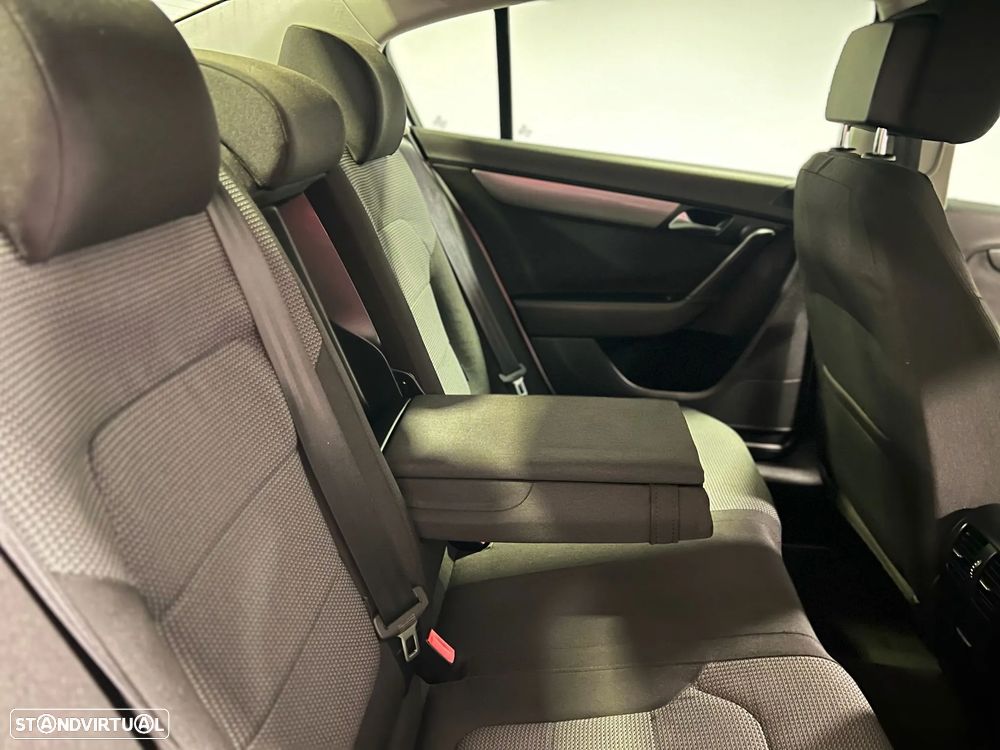 VW Passat 1.6 TDI BlueMotion - 21
