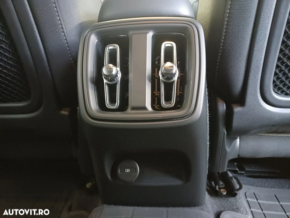 Volvo XC 40 B4 AT8 Mild Hybrid Momentum - 28