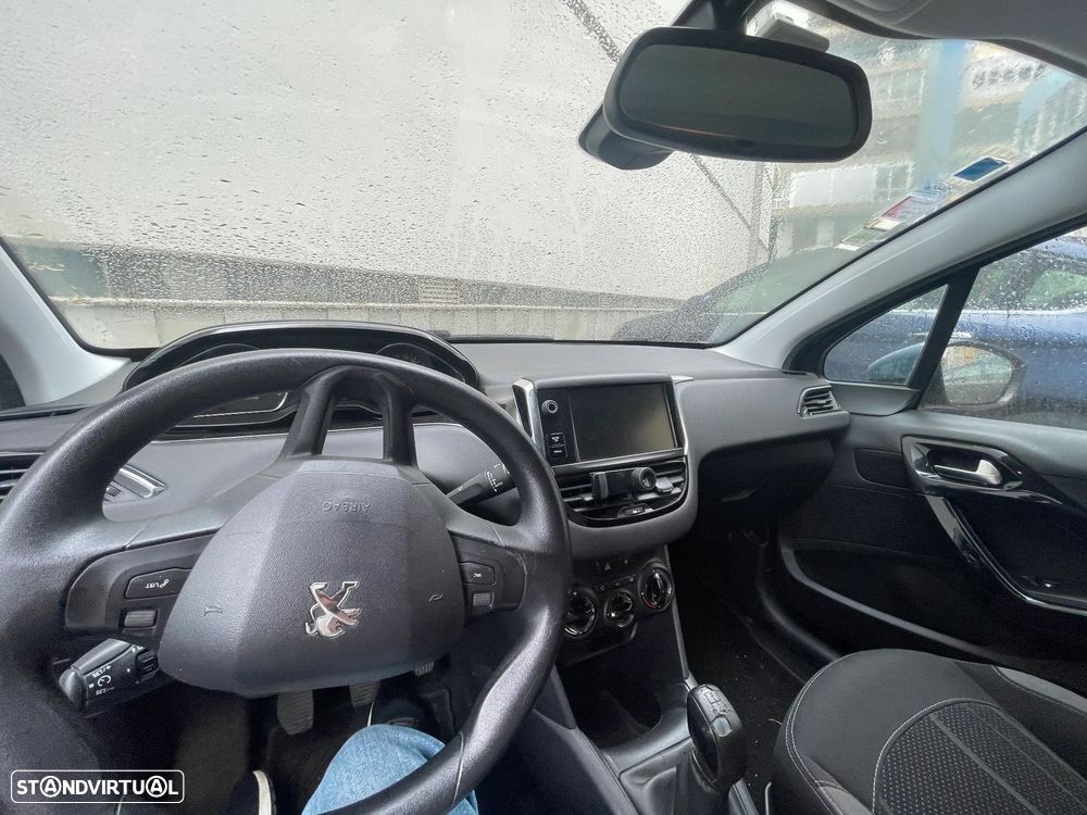 Peugeot 208 - 10