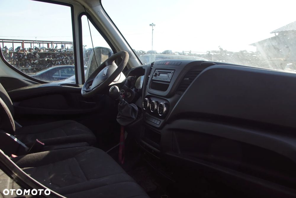 Auto na części - Iveco Daily IV 50C15 3.0 HPI 146 KM F1CFL411J 2840.6 2015R Silnik Skrzynia Drzwi Błotnik Lampa Lusterko Klamka Szyba Zabudowa Kontener Deska Kokpit Sterownik Moduł Czujnik Licznik Panel Kierownica - 15