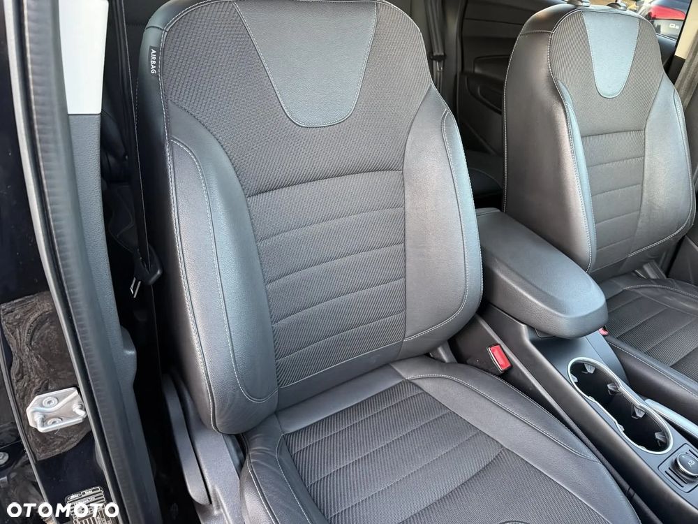Ford Kuga 2.0 TDCi 2x4 Titanium - 24