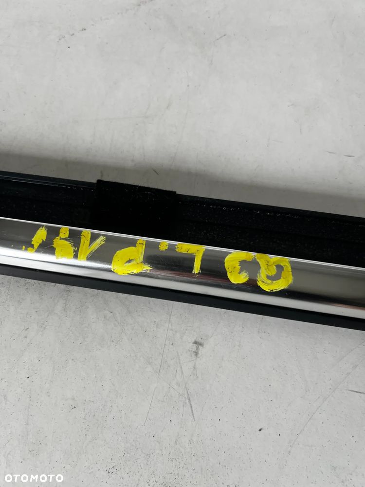 LISTWA DRZWI ZGARNIAJĄCA LEWY PRZÓD 8U0853283 AUDI Q3 8U - 2