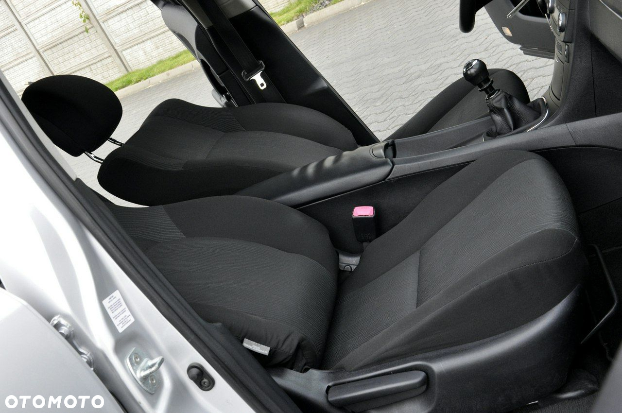 Toyota Avensis Combi 1.6 Sol - 17