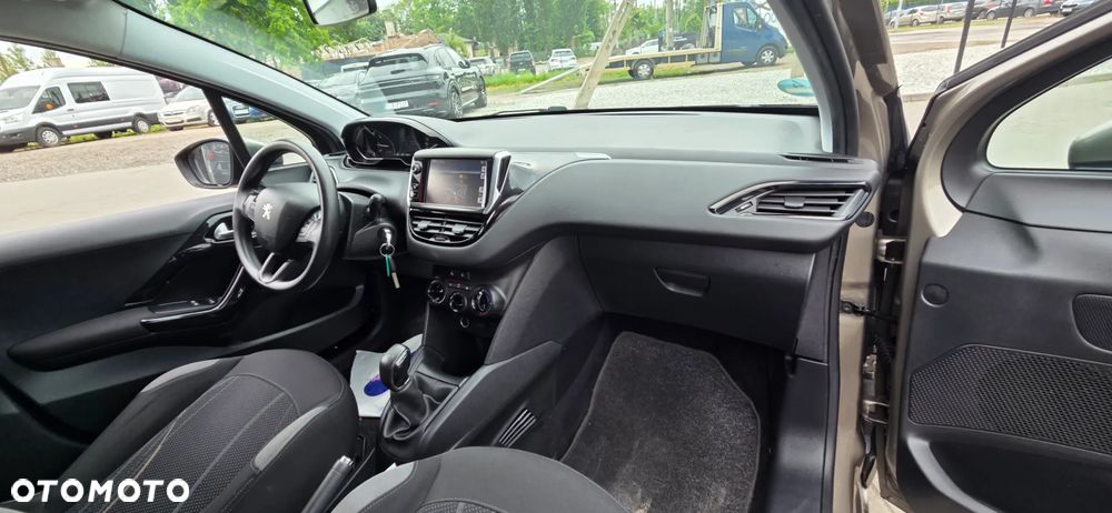 Peugeot 208 - 35