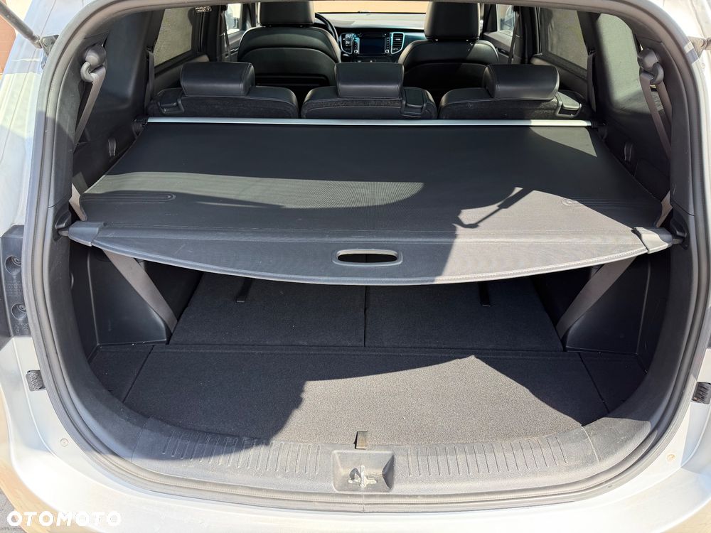 Kia Carens - 36
