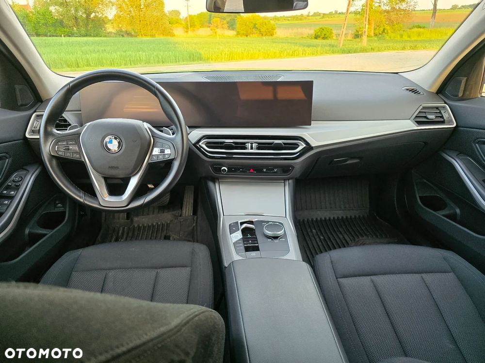 BMW Seria 3 318d mHEV - 12